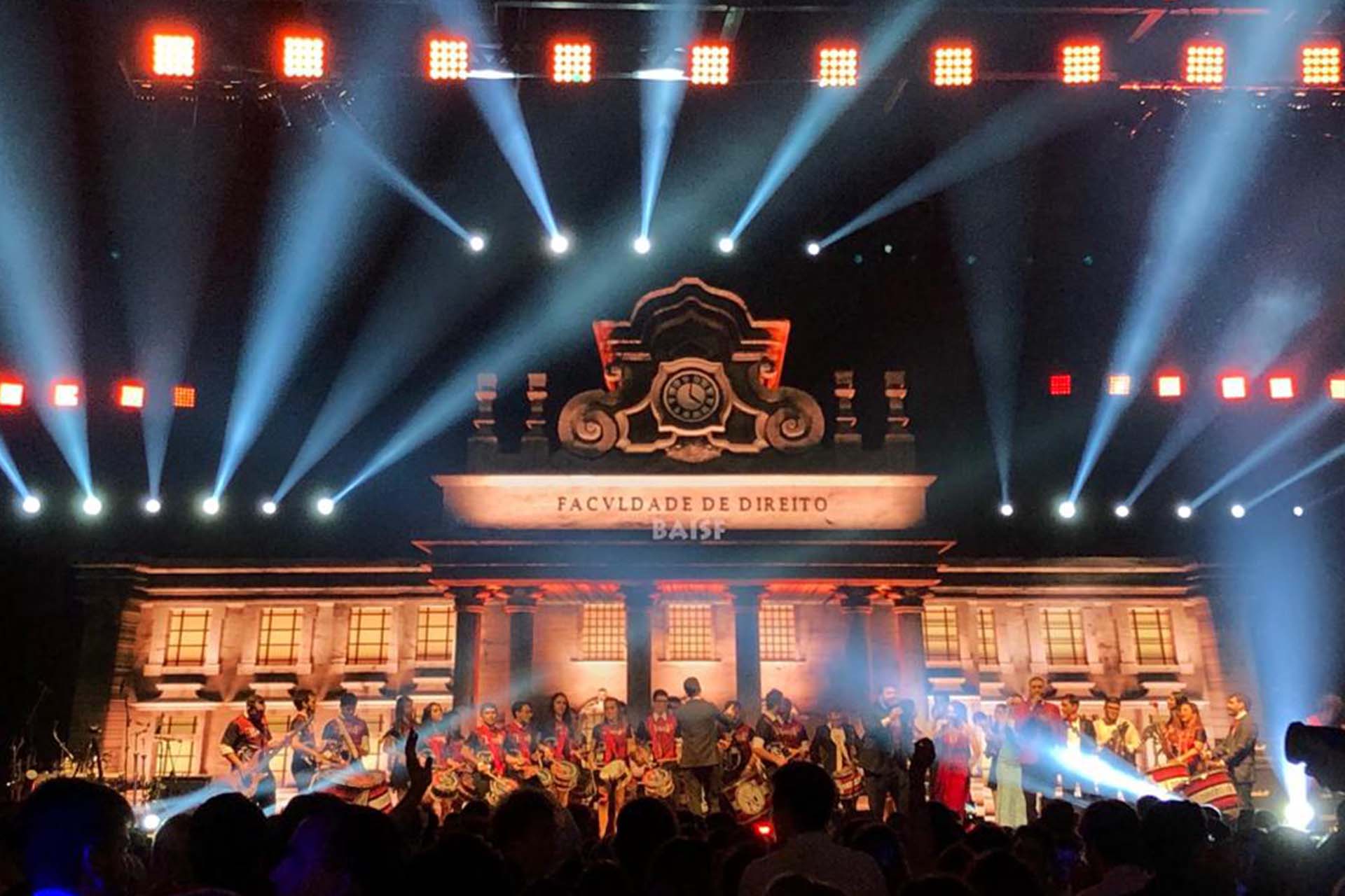 Formatura_Evento-Social-Cenografia_telão_LED_Iluminação_Audiovisual_Franscisco_Universidade_faculdade_