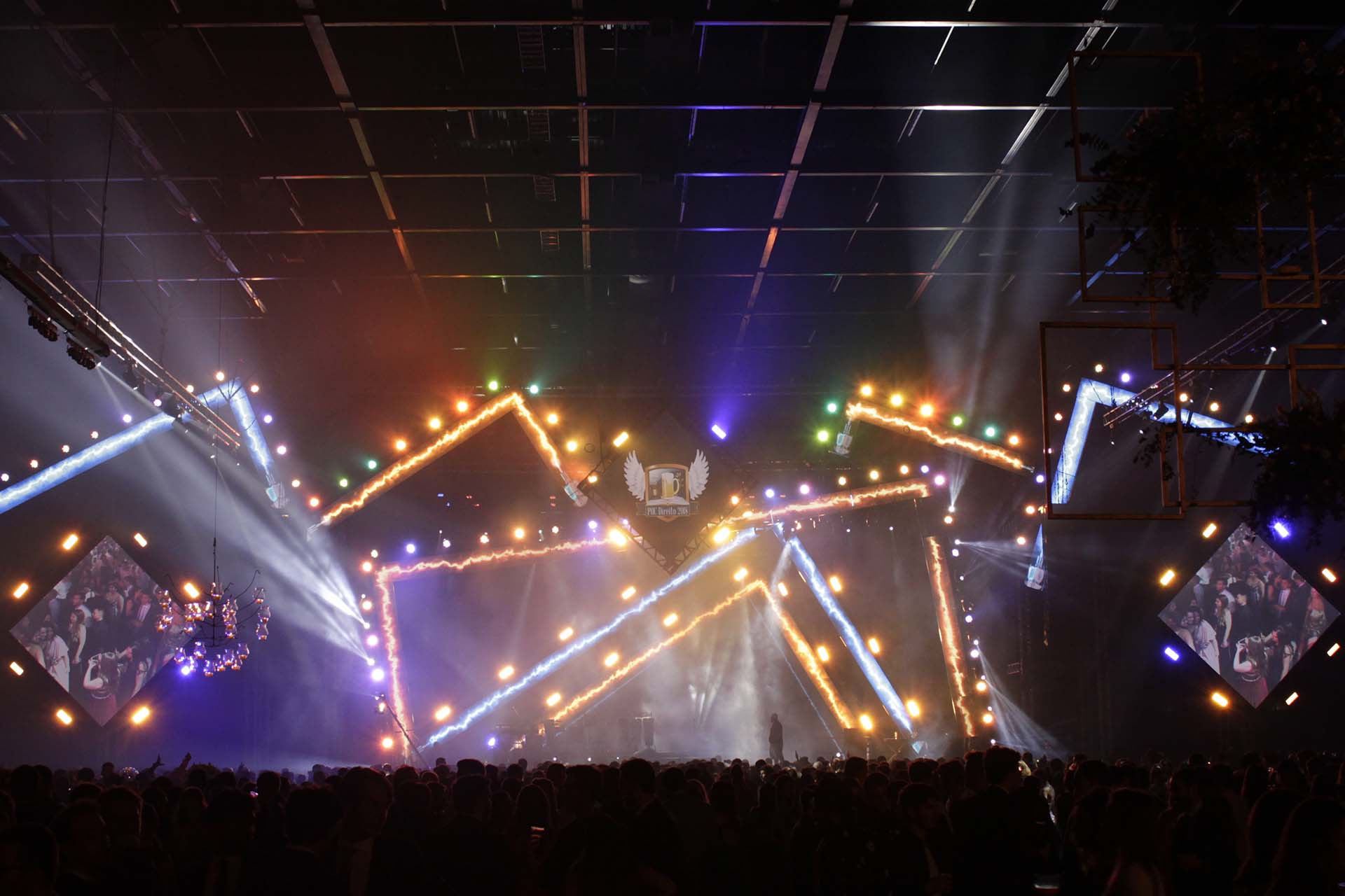 formatura_direito_Evento-Social-Cenografia_telão_LED_Iluminação_Audiovisual_